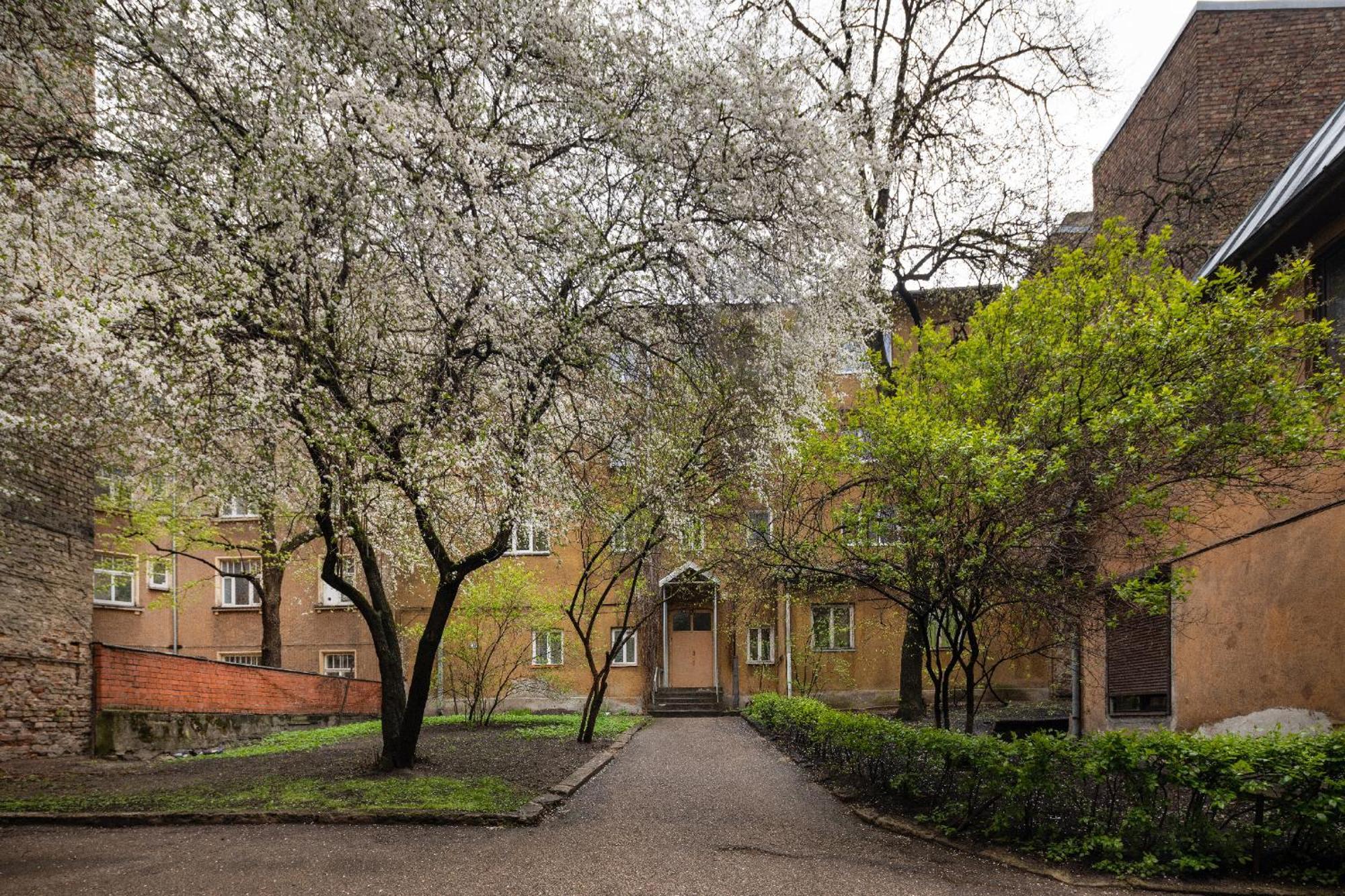 Brivibas Yard Apartment With Parking In City Center Riga Luaran gambar