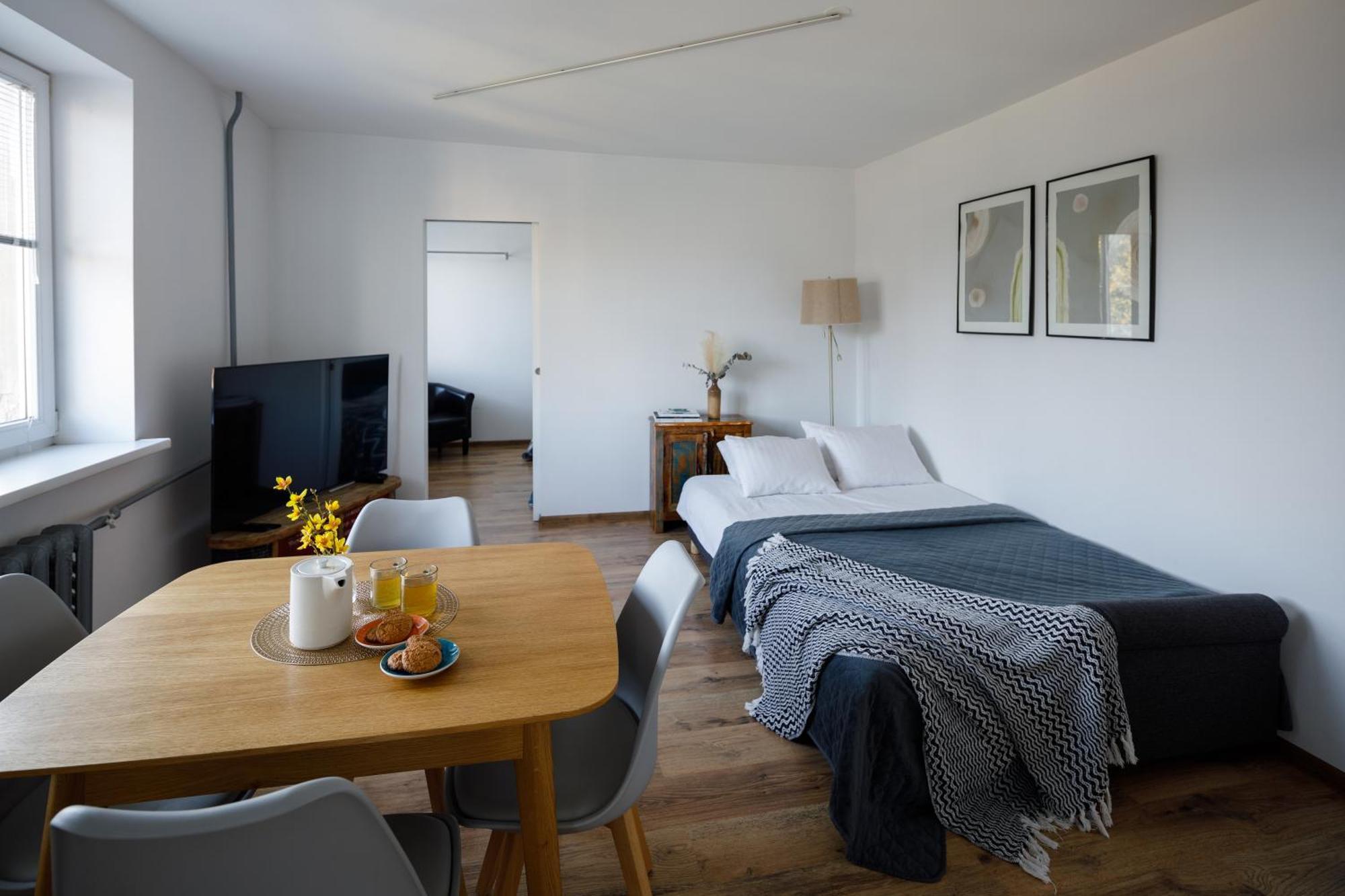 Brivibas Yard Apartment With Parking In City Center Riga Luaran gambar
